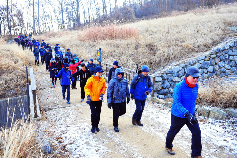 오스만 알 감디 CEO(앞줄 왼쪽 2번째)를 비롯한 임직원 200여명이 서울 우면산에서 신년 산행 행사를 갖고 대규모 프로젝트의 성공적 건설을 위한 결의를 다졌다.