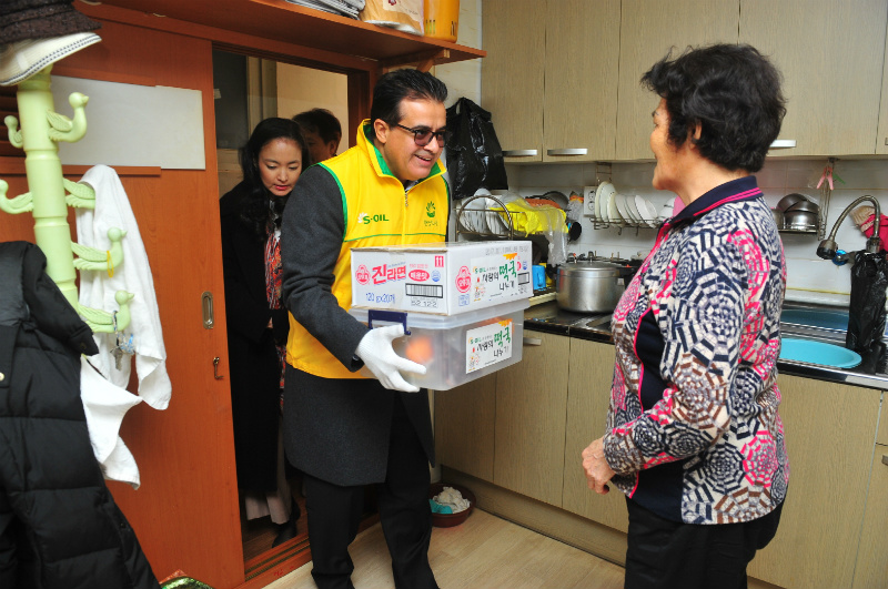 오스만 알 감디 CEO가 영등포 쪽방촌 주민에게 떡국 떡, 소고기, 라면, 귤 등 식료품을 포장한 선물꾸러미를 배달하고 있다.