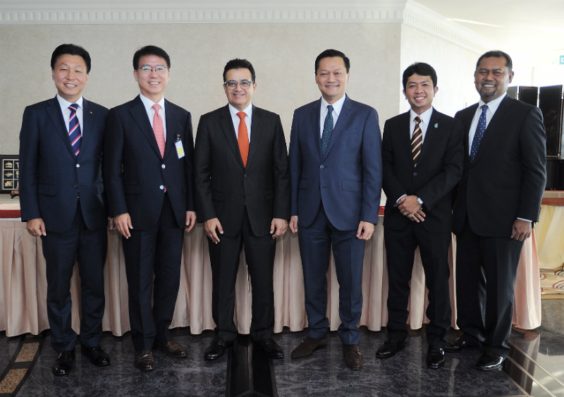S-OIL 오스만 알 감디 CEO(왼쪽 3번째), 페트로나스 업스트림의 다툭 아누아르 타이브(Datuk Anuar Taib) EVP & CEO(오른쪽 3번째) 등 양사 관계자들이 계약서에 서명한 뒤 기념촬영을 하고 있다.