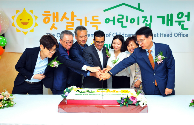 S-OIL 오스만 알 감디 CEO (가운데)가 13일 열린 서울 마포구 본사 인근 직장 어린이집 개원식에 참석해서 관계자들과 함께 케이크 커팅식을 하고 있다.
