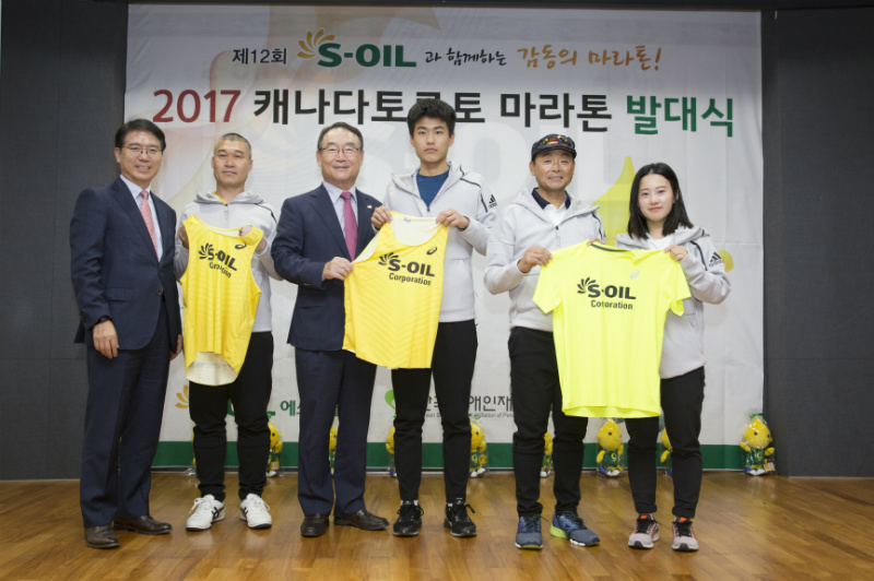 S-OIL 류열 사장, 문용주 선수(Full 코스), 한국장애인재활협회 김인규 회장, 윤좌헌 선수(Half 코스), S-OIL 감동의 마라톤 이봉주 선수단장,  최민아 선수(5km 코스)가 기념촬영을 하고 있다.