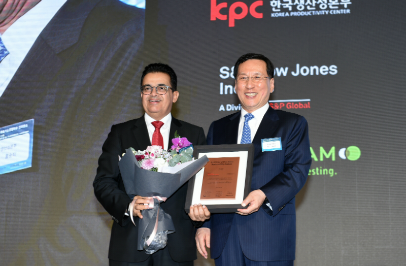 에쓰-오일 오스만 알 감디 CEO(좌측)가 2017 다우존스 지속가능경영지수(DJSI) 인증식에 참석하여 8년 연속 DJSI 월드 편입 인증패를 수상했다.