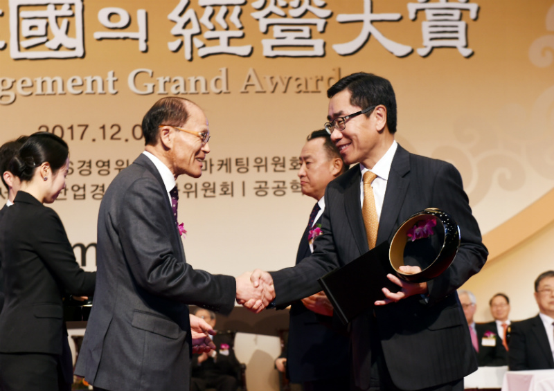 ‘2017년 한국의 경영대상’ 시상식에서 에쓰-오일 운영총괄 박봉수 사장이 대표로 브랜드 경영 부문 종합대상을 수상하고 있다.