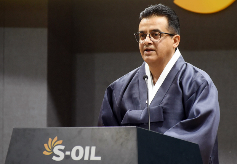 한복을 차려 입은 S-OIL 오스만 알 감디 CEO가 8일 시무식에서 신년사를 통해 새해 경영방향을 발표하고 있다.