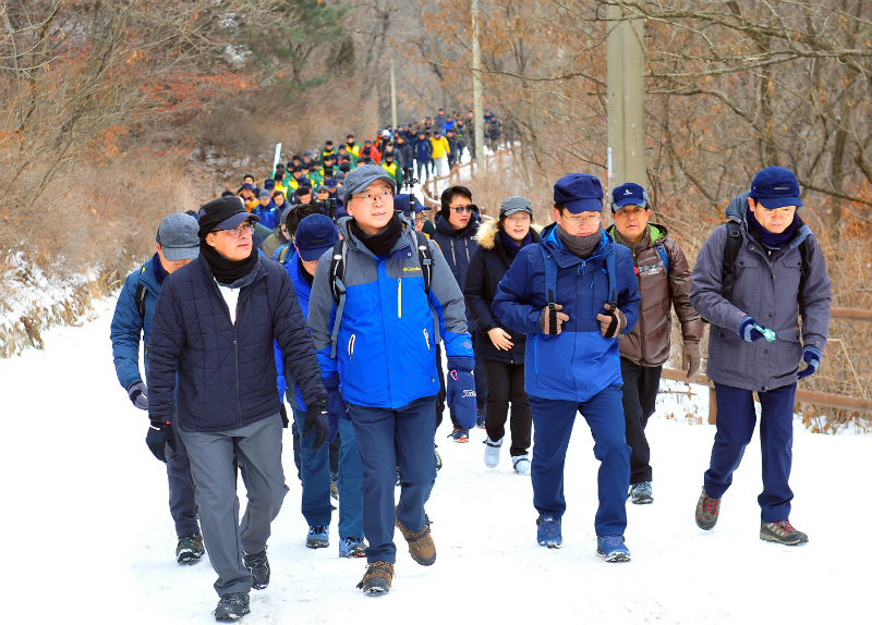 S-OIL 오스만 알 감디 CEO(앞줄 맨 왼쪽)이 류열 사장(앞줄 왼쪽 두번째) 및 임직원, 올해 신입사원 등 200여명의 직원과 함께 13일 서울 북한산 우이령길에서 신년산행 행사를 갖고 새해 각오를 다졌다.