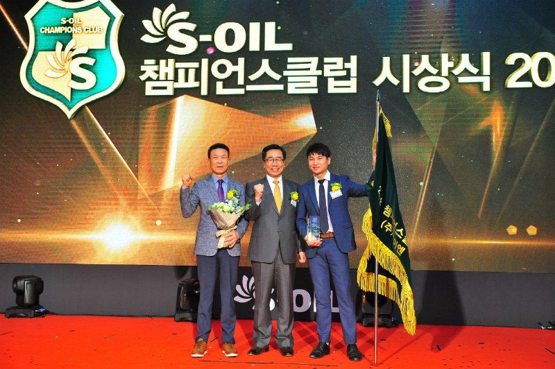 S-OIL 박봉수 사장(가운데)이 대상을 수상한 부천 케이엔주유소 정재훈 대표(오른쪽)에게 상장과 기념패를 수여한 뒤 정 대표의 부친 정병근(왼쪽)씨와 함께 기념촬영을 하고 있다.