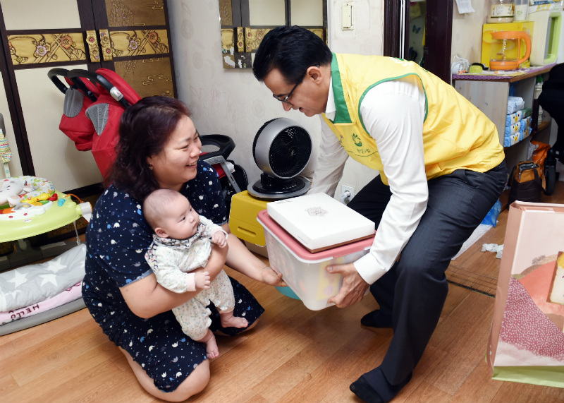 오스만 알 감디 CEO가 마포구 성산동의 한 가정을 방문하여 송편과 생필품, 식료품 등을 담은 추석 선물 꾸러미를 전달하고 있다.