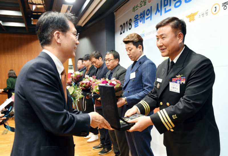 에쓰-오일 류열 사장이 시민영웅들과 기념촬영을 하고 있다.