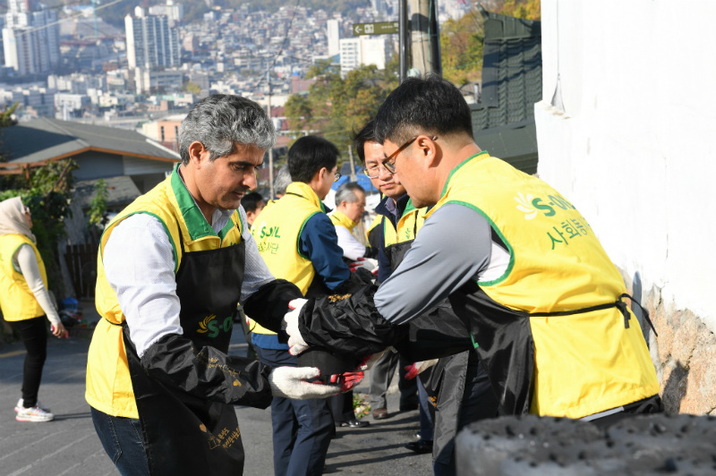 S-OIL 후세인 알 카타니 CEO(왼쪽)가 임직원들과 함께 서울 홍제동 개미마을에서 연탄나눔 봉사활동을 하고 있다.