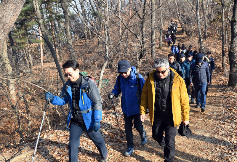 에쓰-오일 후세인 알 카타니 CEO가 회사 임직원들과 청계산 등산로를 걷고 있다.