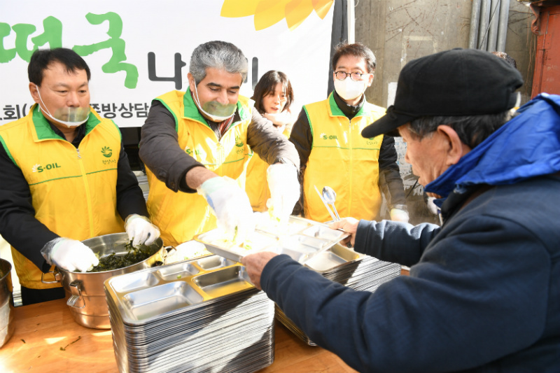 후세인 알 카타니 CEO가 쪽방촌 거주 독거노인, 장애인, 주변 지역 노숙자들에게 떡국을 나눠주고 있다.