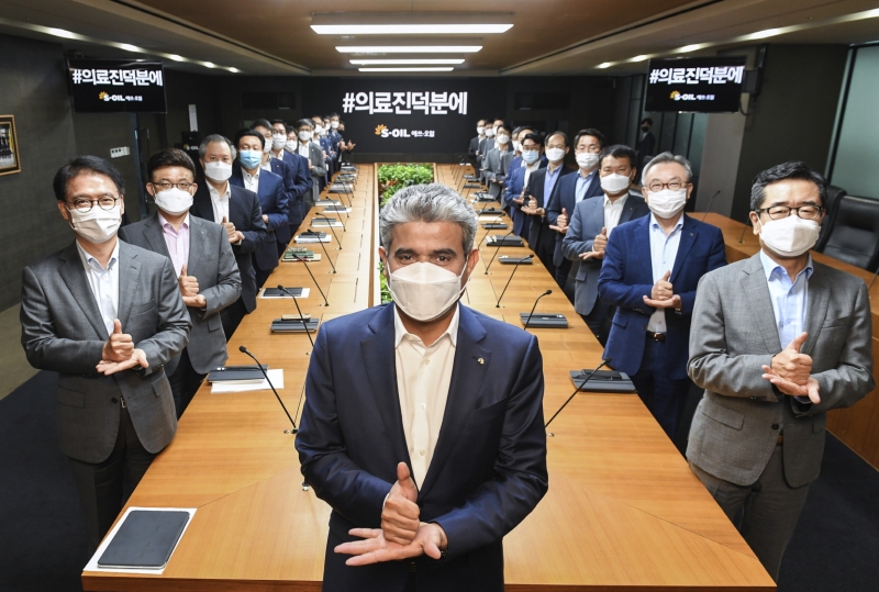 S-OIL 알 카타니 CEO(가운데 앞)와 임원들이 23일 서울 마포구 소재 본사 사옥에서 덕분에 챌린지 캠페인에 참여했다.