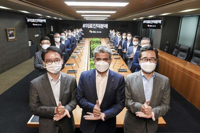 S-OIL 알 카타니 CEO와 임원들이 23일 서울 마포구 소재 본사 사옥에서 덕분에 챌린지 캠페인에 참여했다.