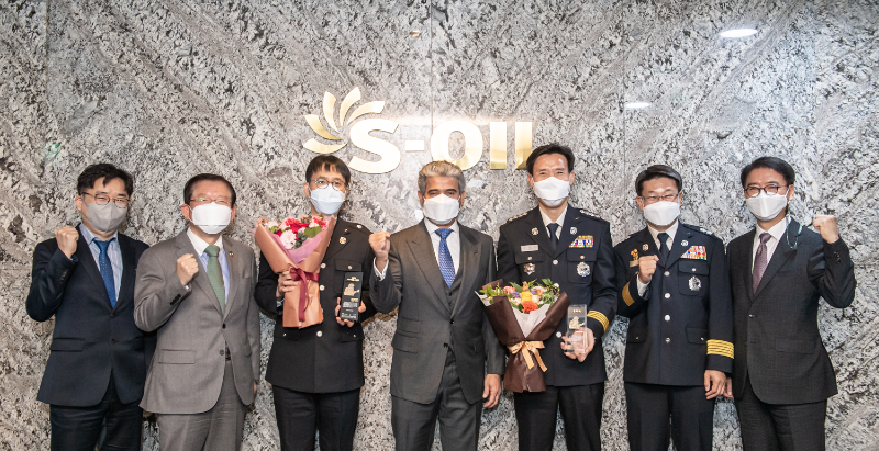 에쓰오일 후세인 알 카타니 CEO, 서상목 한국사회복지협의회장이 수상자들과 함께 기념촬영을 하고 있다.