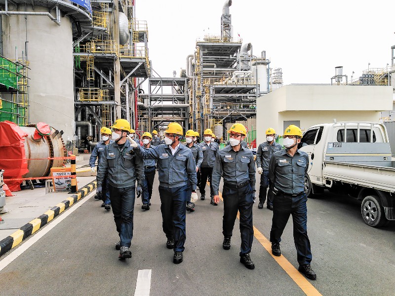 S-OIL 후세인 알 카타니 CEO가 임직원들과 함께 울산공장 생산현장에서 안전점검을 하고 있다.