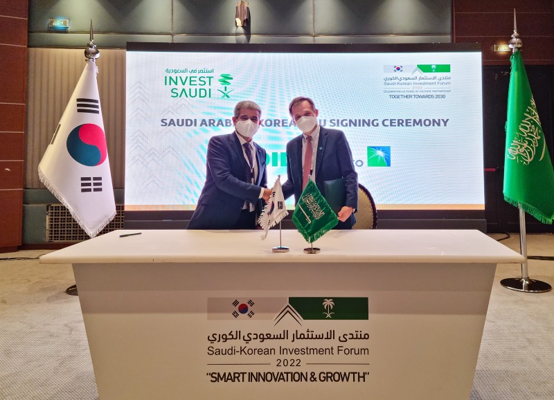 S-OIL 후세인 알 카타니 CEO와 사우디 아람코 올리비에 토렐 부사장이 18일 사우디아라비아 리야드에서 열린 한-사우디 스마트 혁신성장 포럼에서 수소 공급망 구축 협력 MOU를 체결했다.