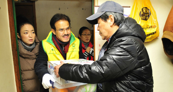 S-OIL holds charity event “Sharing Tteokguk with S-OIL” in shantytown, Yeongdeungpo