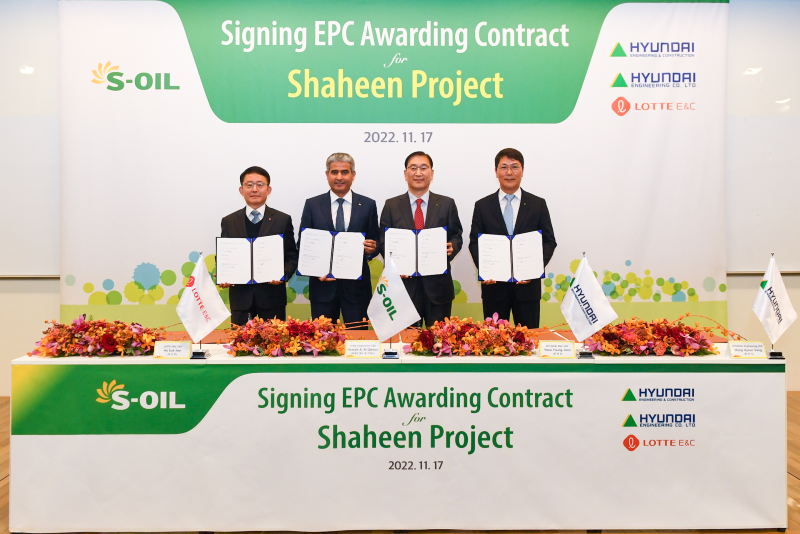 S-OIL 후세인 알 카타니 대표이사 CEO가 현대건설, 현대엔지니어링, 롯데건설 등 건설업체 대표들과 샤힌 프로젝트 EPC 업체 선정 계약 체결식을 갖고 기념촬영을 하고 있다.