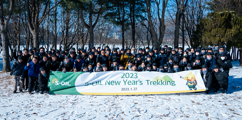 S-OIL 알 카타니 CEO를 포함한 경영진 및 신입사원들이 과천 서울대공원에서 트레킹 후 기념촬영을 하고 있다.
