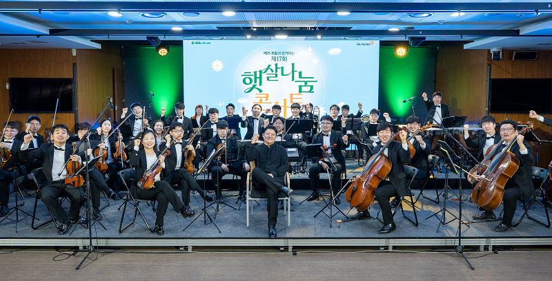 ㈜하트하트 아트앤컬쳐 발달장애인 연주단윈들이 연주회를 개최하고 기념촬영을 하고 있다.