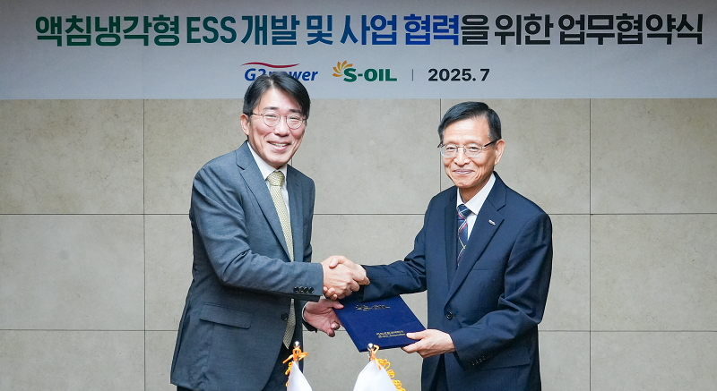 S-OIL 신종철 윤활영업부문장과 지투파워 김영일 대표이사가 기념촬영을 하고 있다.