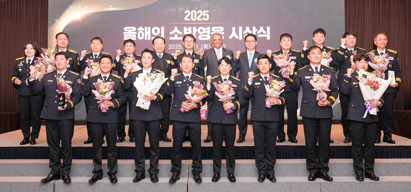 S-OIL 안와르 알 히즈아지 CEO가 시상식을 마치고 영웅 소방관 수상자 및 행사 관계자들과 기념촬영을 하고 있다.