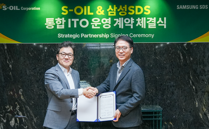 S-OIL 류열 사장과 삼성SDS 이준희 사장이 통합 ITO 운영 계약 체결식 기념사진을 찍고 있다.