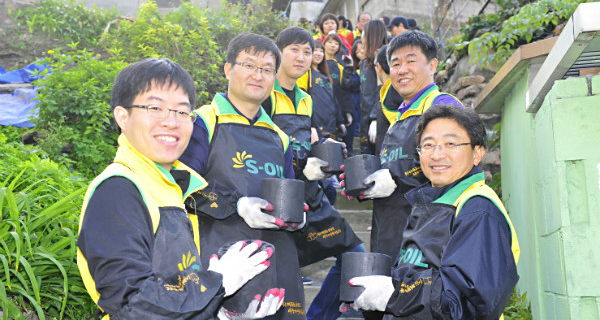 S-OIL delivers briquettes to “Gaemi Maeul” in Hongje-dong