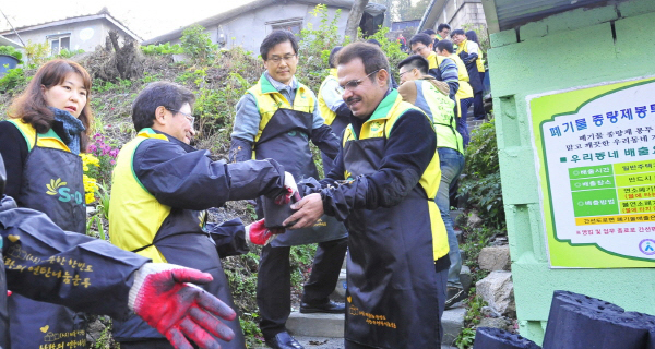 S-OIL offers briquettes to needy neighbors in “Gaemi Maeul” in Hongje-dong