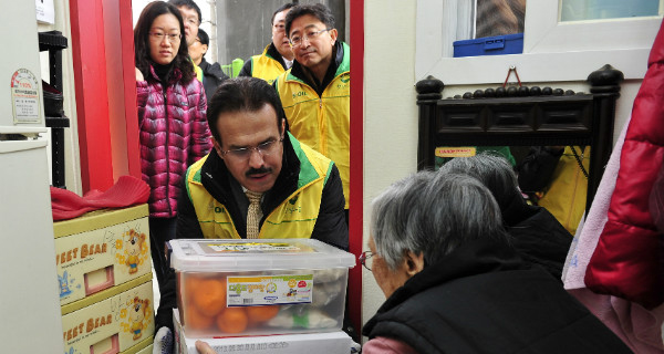 S-OIL holds charity event “Sharing Ddeokguk with S-OIL” in shantytown, Yeongdeungpo